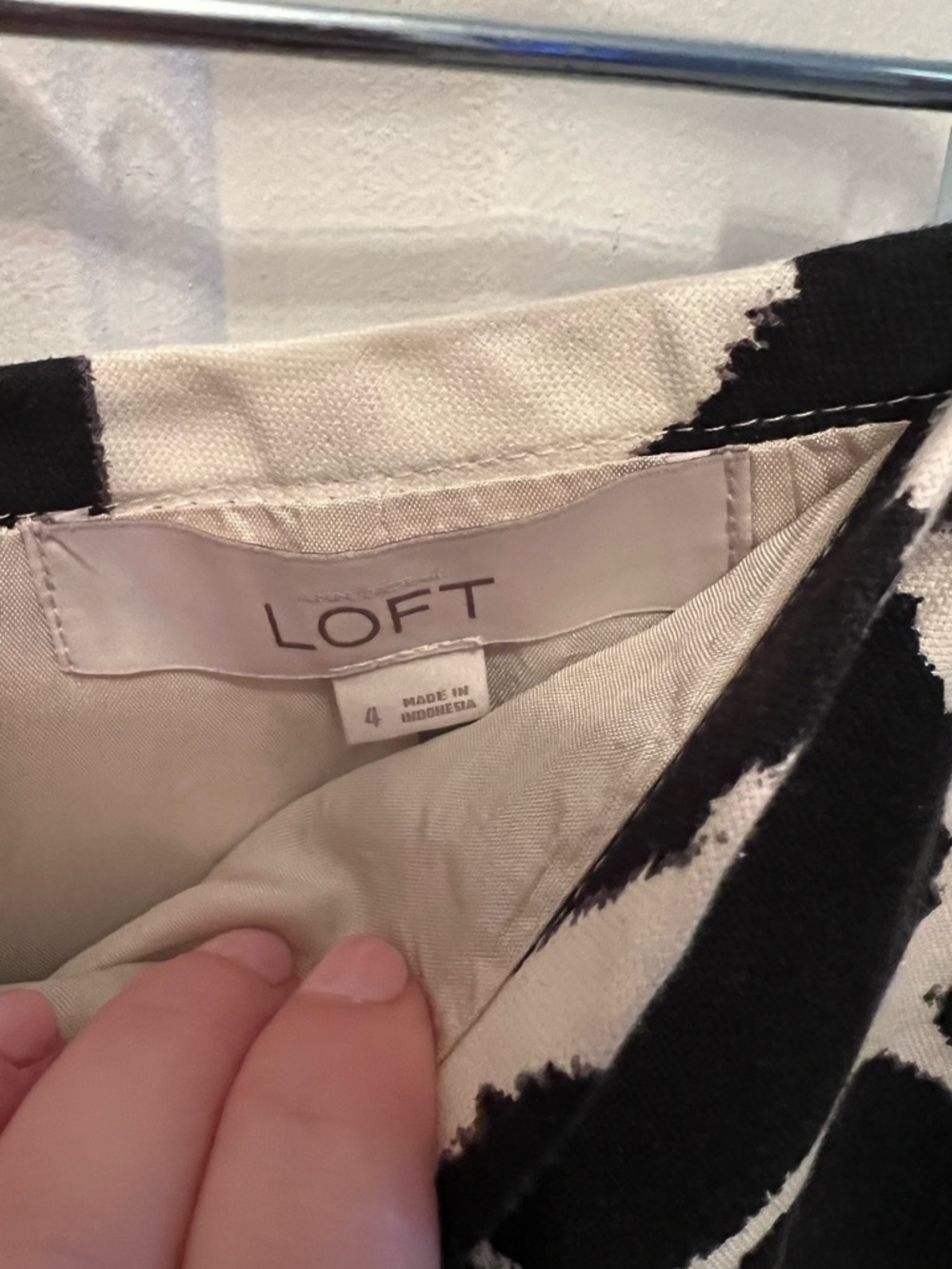 LOFT Black and Ivory Giraffe Print Pencil Skirt Size 4 - Picture 5 of 5